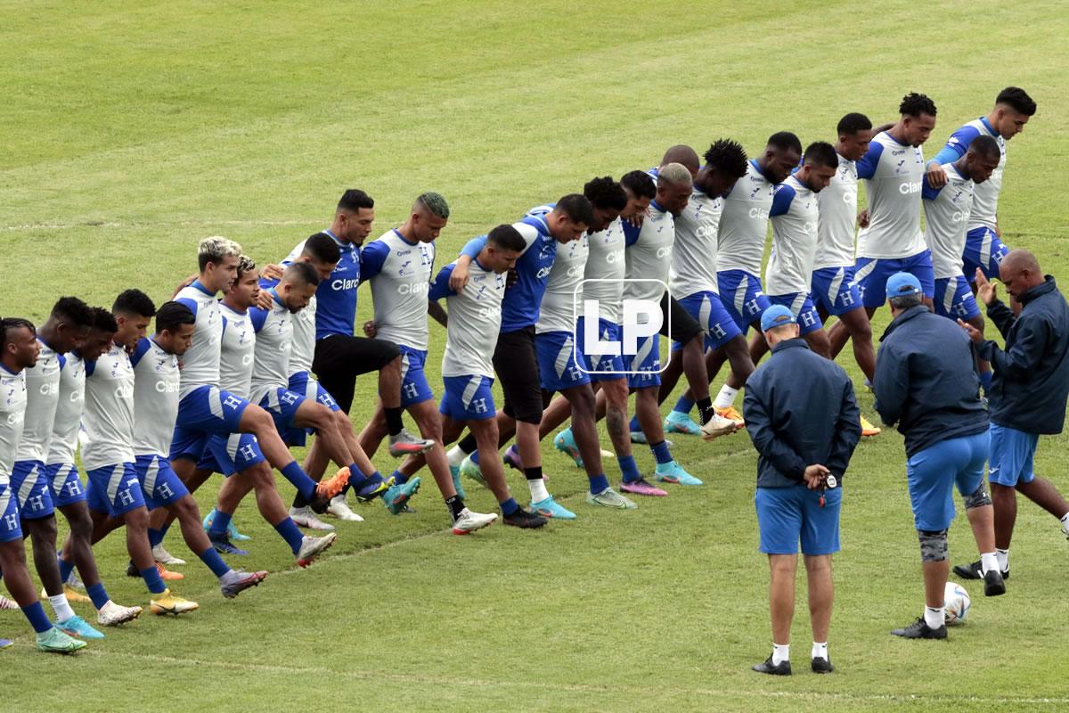 Diego Vázquez habló con los seleccionados antes del entrenamiento.