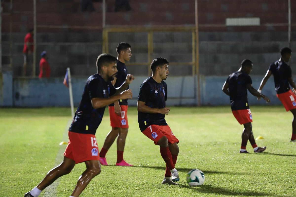Jugadores del Olimpia en los ejercicios de calentamiento.