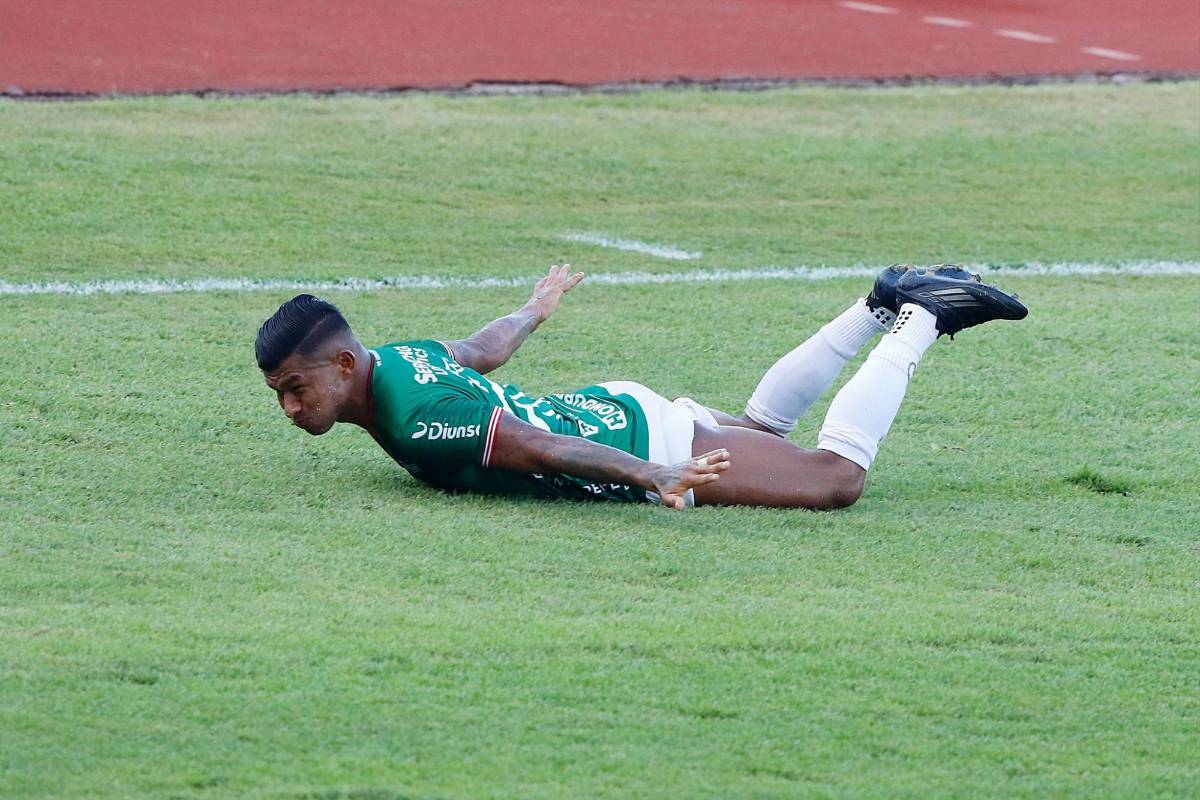 Iván López celebrando el gol que abrió el marcador en el Marathón vs Juticalpa.
