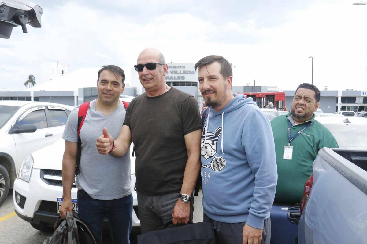 Miguel Falero (centro) junto a su cuerpo técnico que tendrá en el Real España.