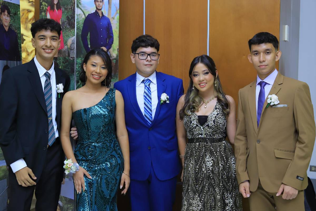 Seniors 2024 de Mhotivo festejan su graduación