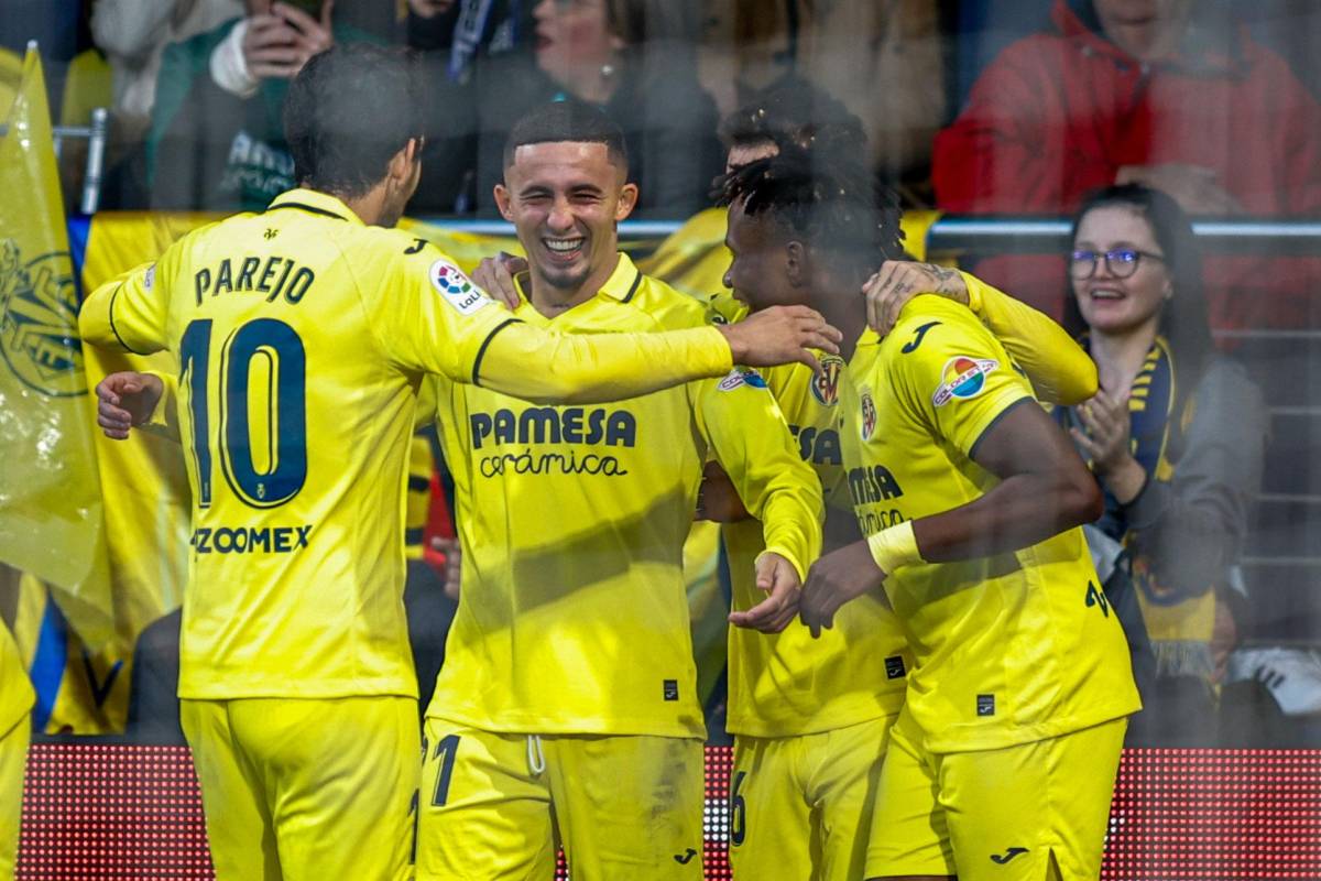 <b>Yeremi Pino celebrando su gol con sus compañeros del Villarreal.</b>