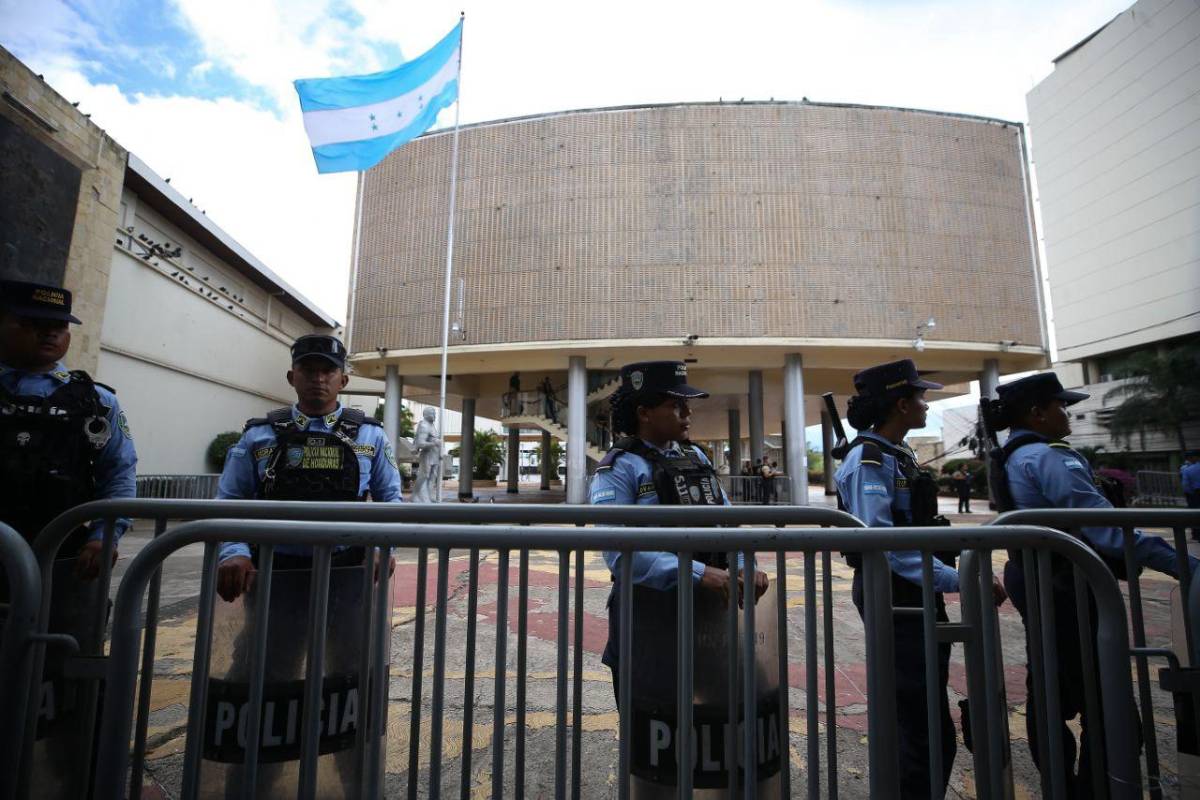Diputados opositores sesionan en los bajos del Congreso Nacional