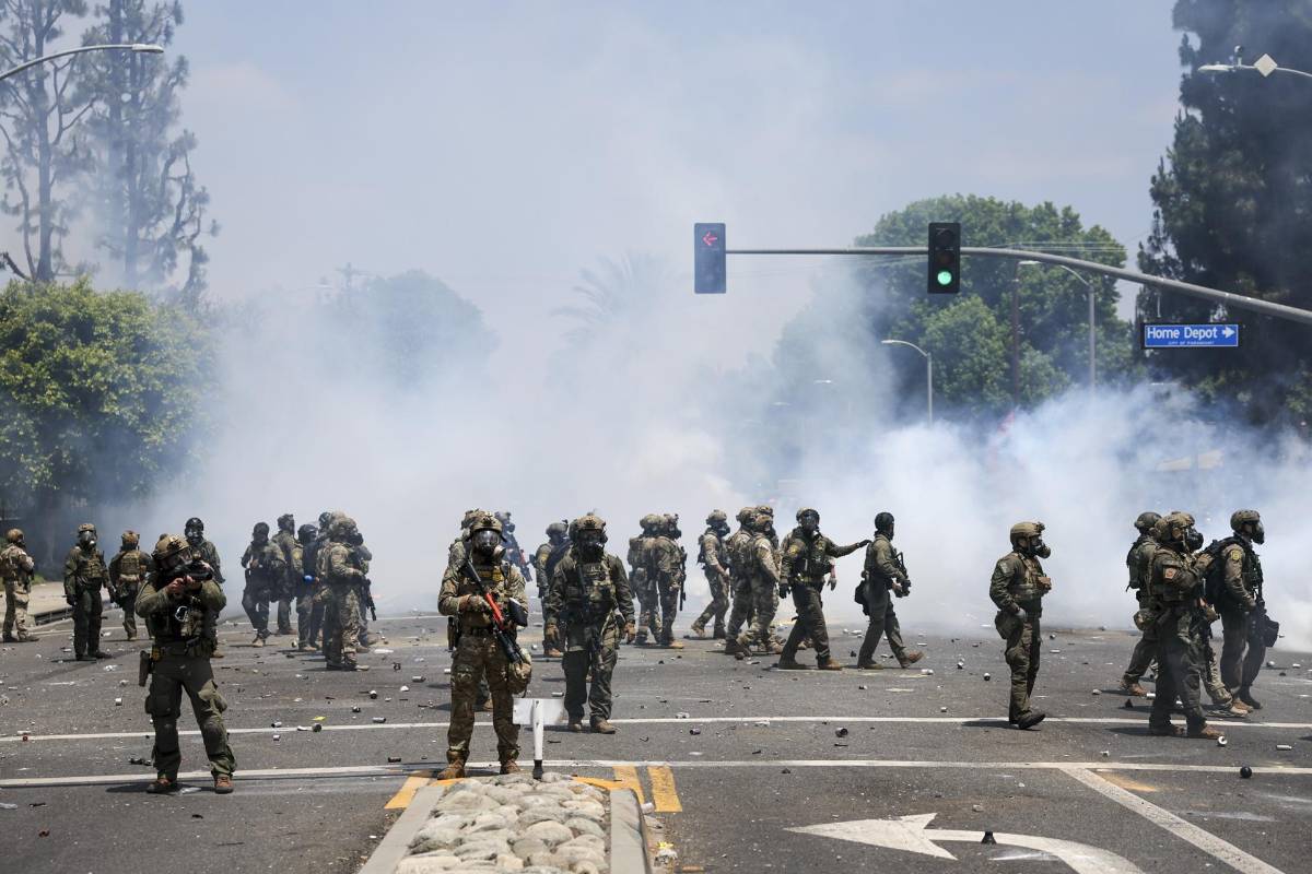 Caos en Los Ángeles por violentas protestas contra la cacería de migrantes