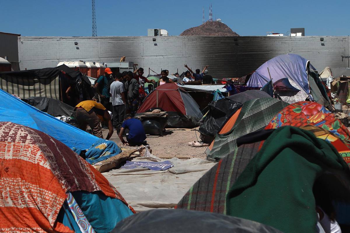 Migrantes construyen casas de campaña en Chihuahua (México).
