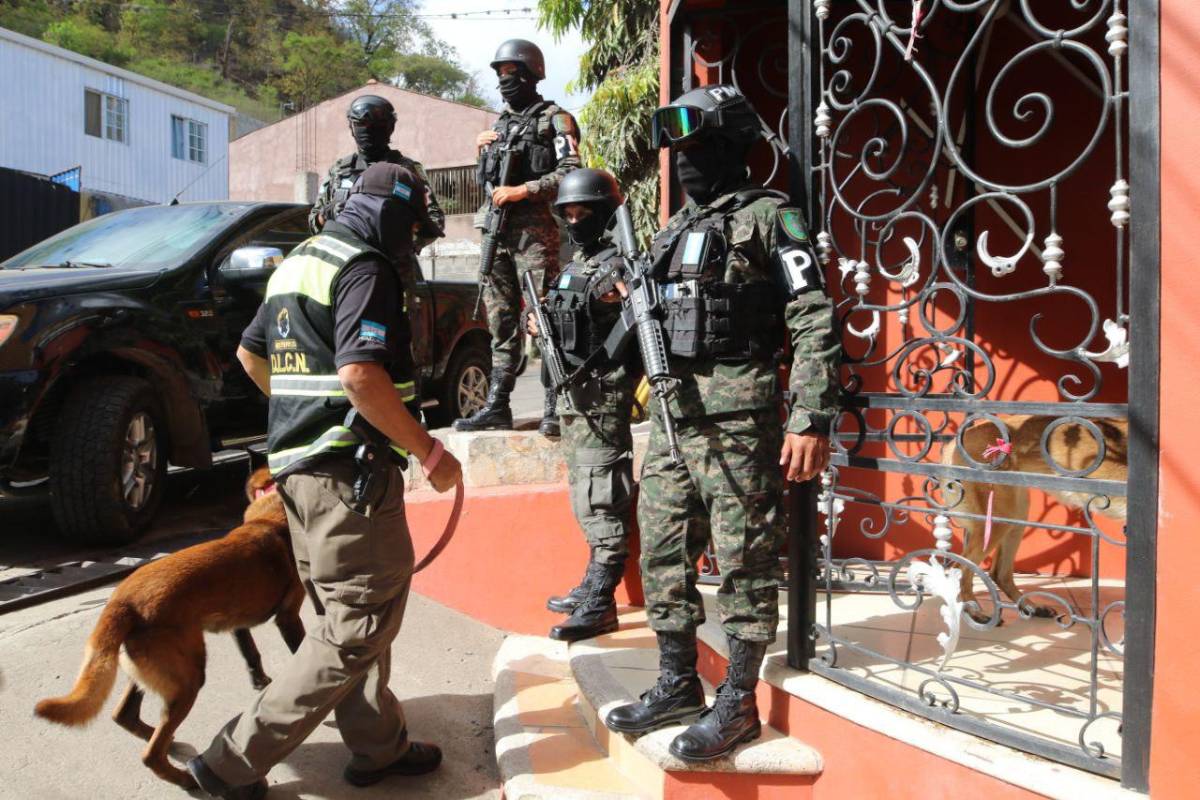 Con perros y ariete rompepuertas: así fue el allanamiento en casa de Romeo Vásquez