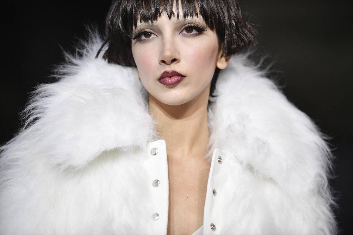 En París, la moda rompe con discreción el silencio sobre la guerra en Ucrania