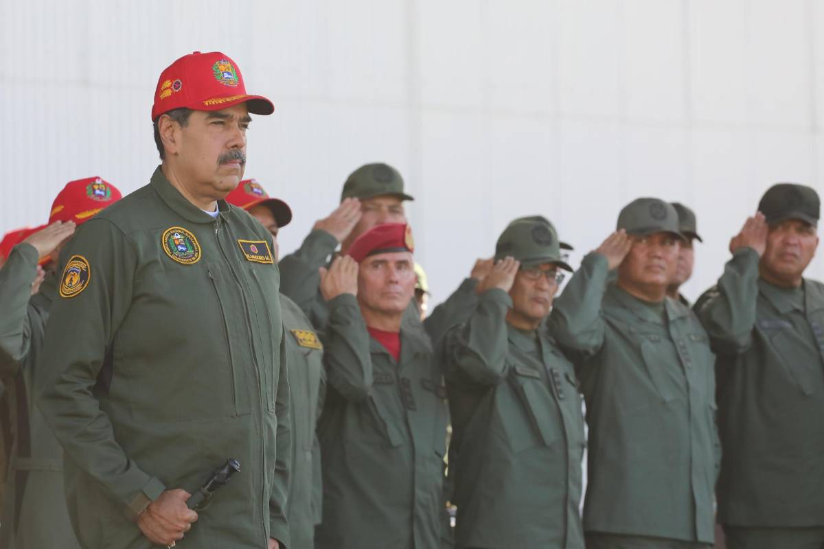 Maduro advierte tras sanciones: “Nunca entregaré el bastón de mando”