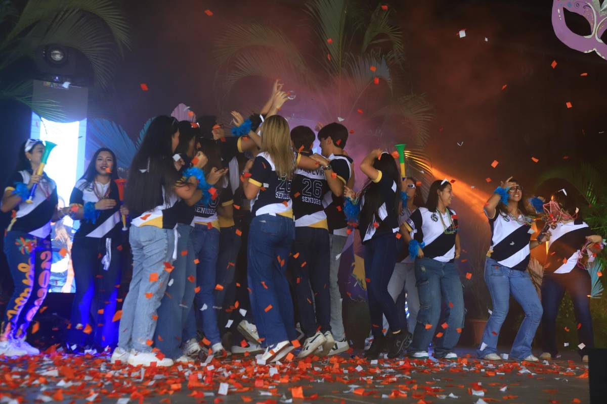 Seniors de la Western International festejan su entrada triunfal