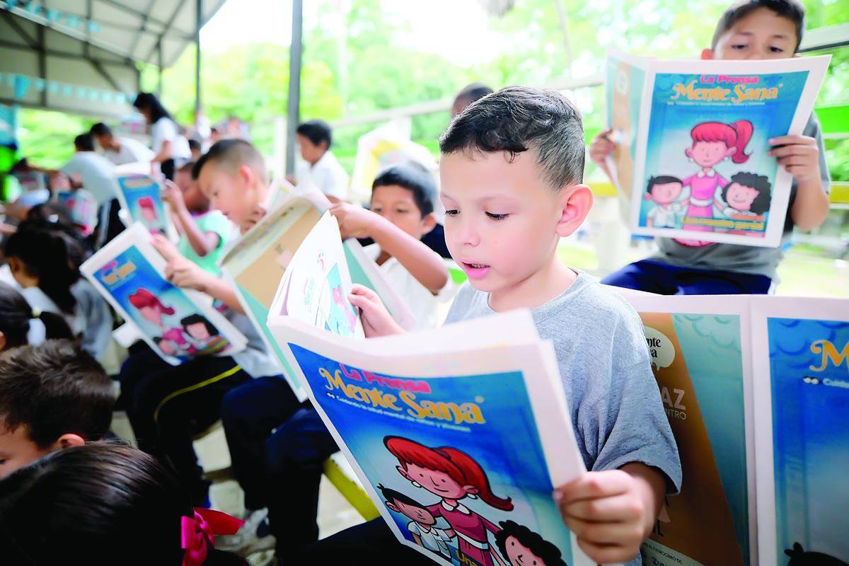 $!Niños leen la historieta “Una maestra genial”.