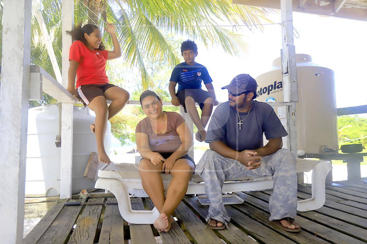 $!Owen y Ana junto a dos de sus tres hijos son los guardianes temporales del cayo Nicolás. Son amables y amistosos. Venden agua de coco, pero solo aceptan pagos con dólares de su país o de Estados Unidos.