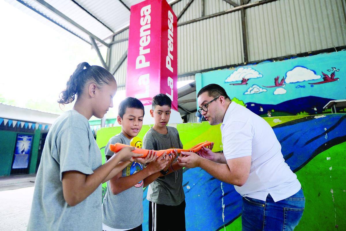 $!Alumnos aprendieron y se divirtieron con las entretenidas actividades preparadas por Josías Guzmán, coordinador de la carrera de Psicología de UTH y Claudia Avilés del Colegio de Psicólogos de Honduras, Capítulo Cortés.