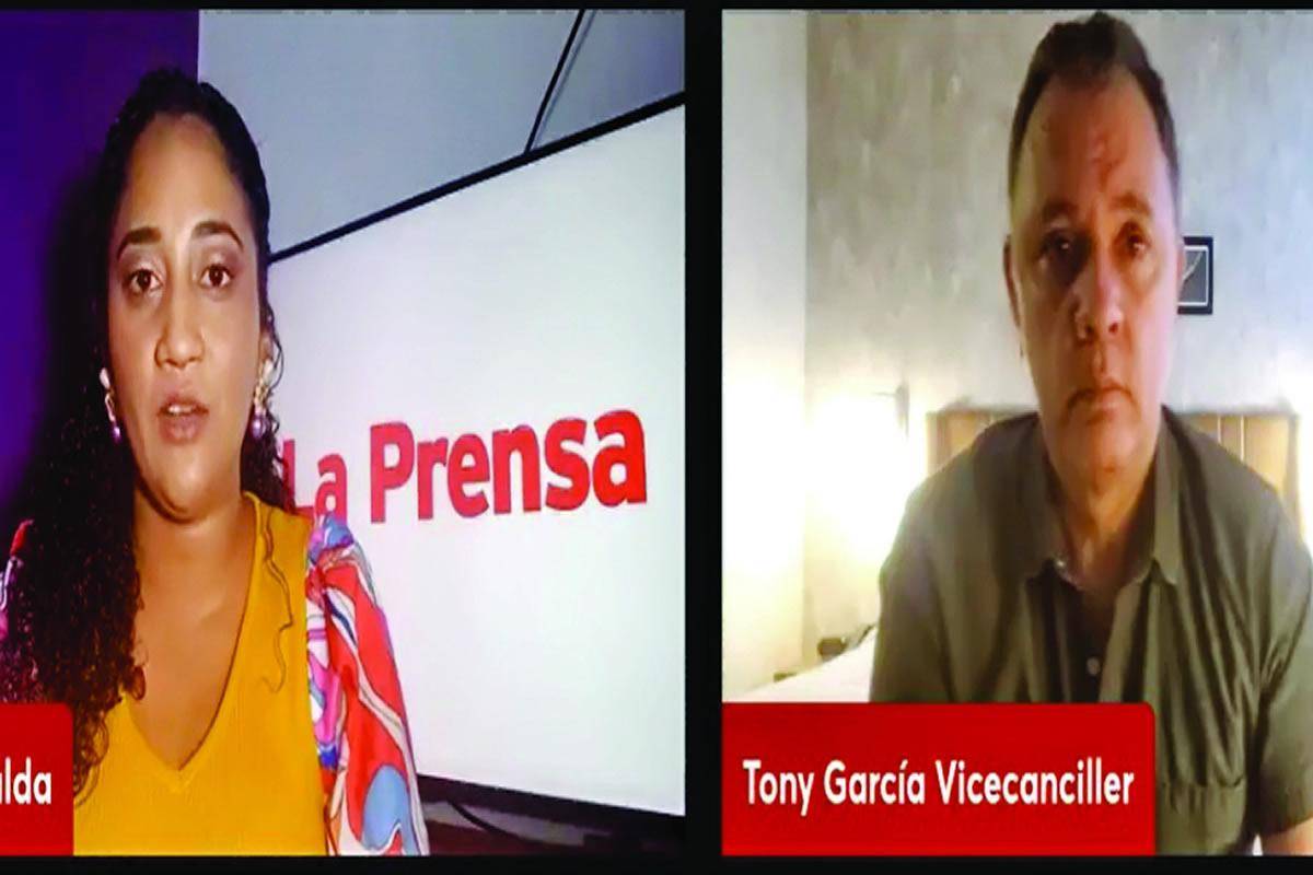 $!La periodista Yeria Miralda entrevistó para www.laprensa.hn al vicecanciller Antonio García, quien ayer visitó a los sobrevivientes y se empapó del trámite para repatriar a fallecidos.