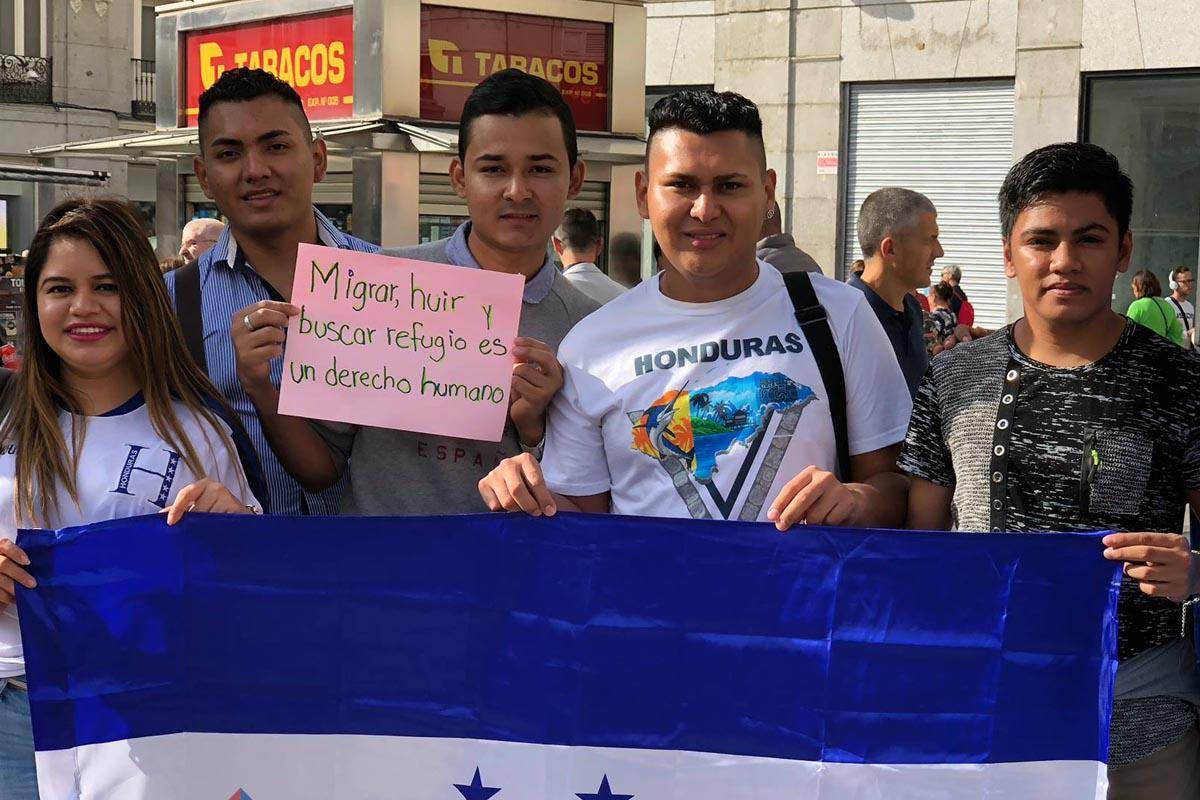 $!Hondureños en España durante una manifestación.