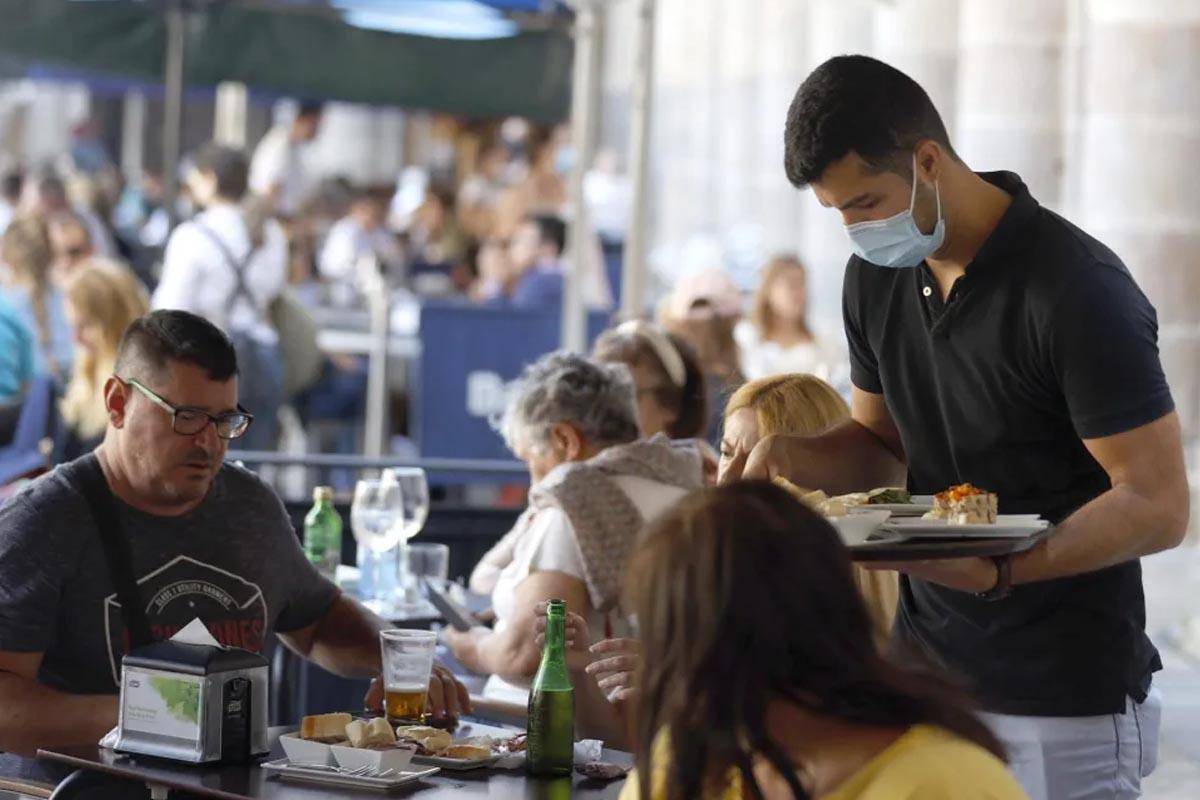 $!Un camarero atiende una terraza en España. Foto de archivo/ EFE