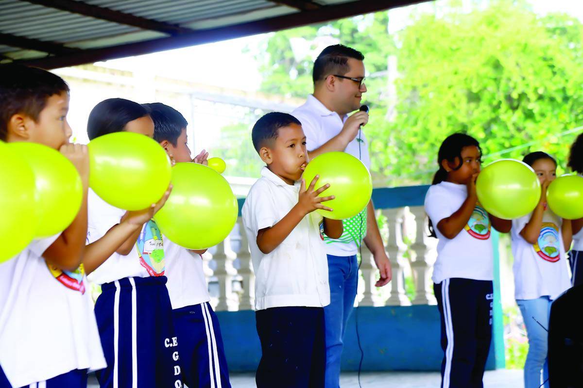 $!Niños participan en una dinámica que les ayudó a comprender lo que pasa en la mente cuando se satura de pensamientos negativos.