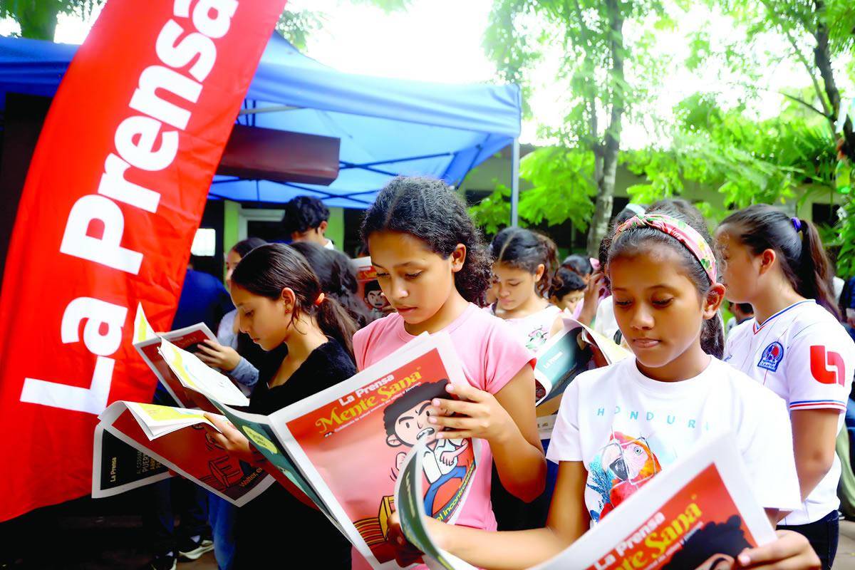 $!Un grupo de estudiantes lee uno de lo fascículos.