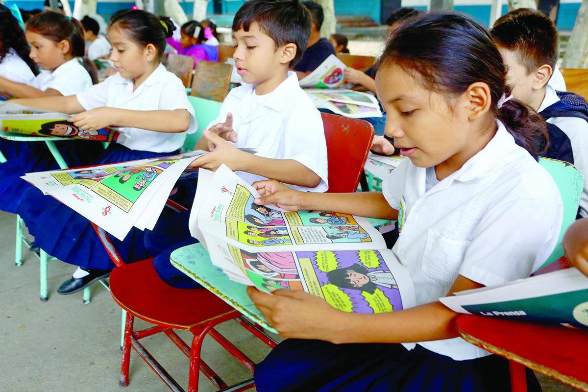 $!Los educandos leen la historieta, mientras que los voluntarios les ayudaron a llenar el test que aparece al final de cada fascículo.