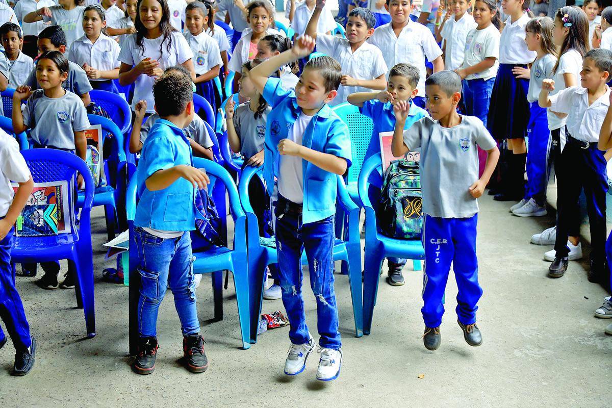 $!Educandos participan en las diferentes actividades desarrolladas en la jornada de socialización.
