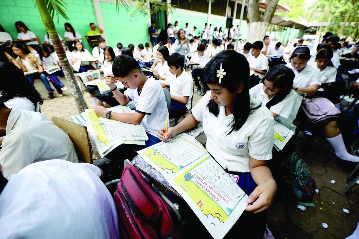 $!Unos 800 estudiantes del instituto José Castro López de cofradía estuvieron en la charla.