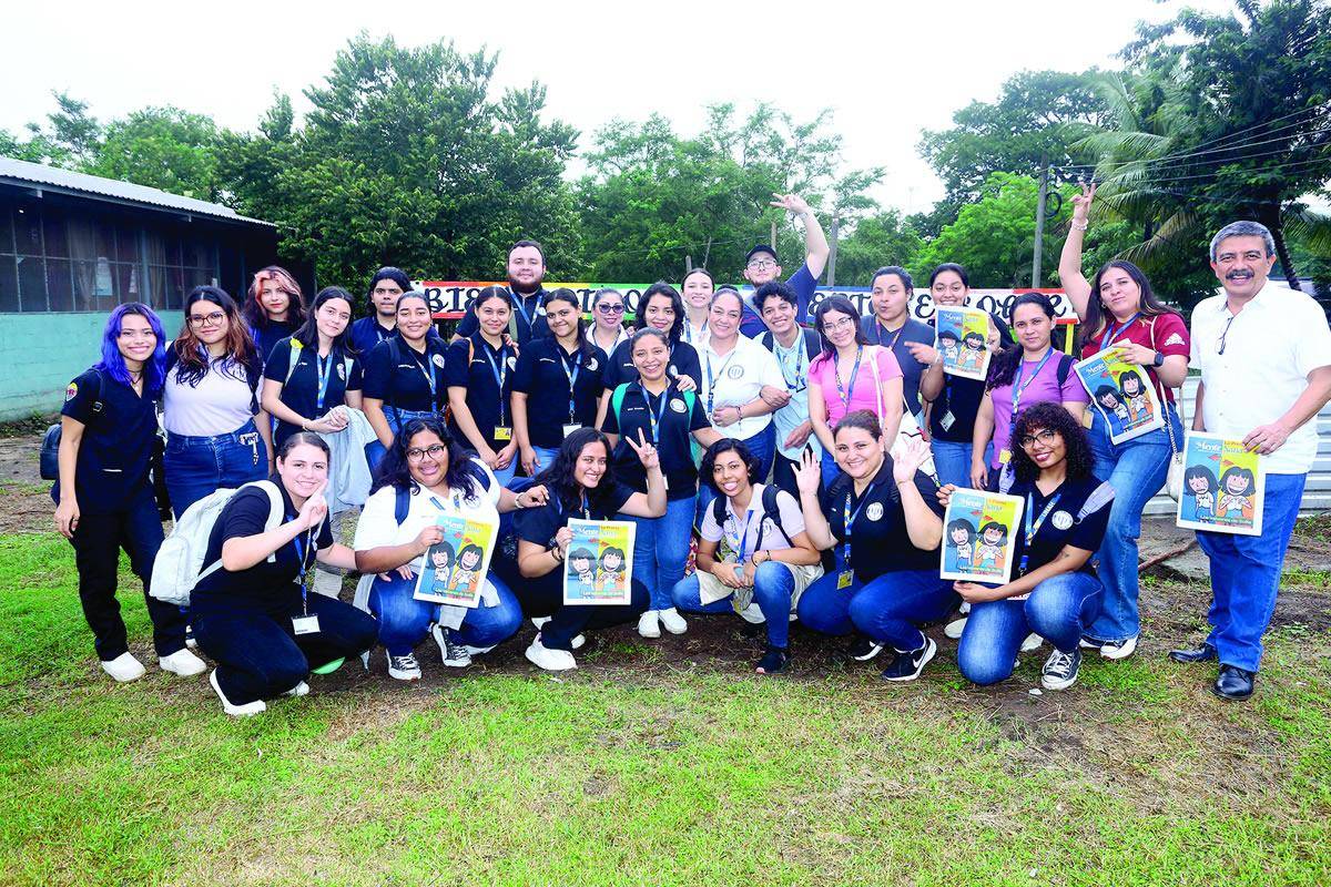 $!Grupo de voluntarios de la carrera de Psicología de Unah-vs junto con el psicólogoy docente Manuel Orellana.