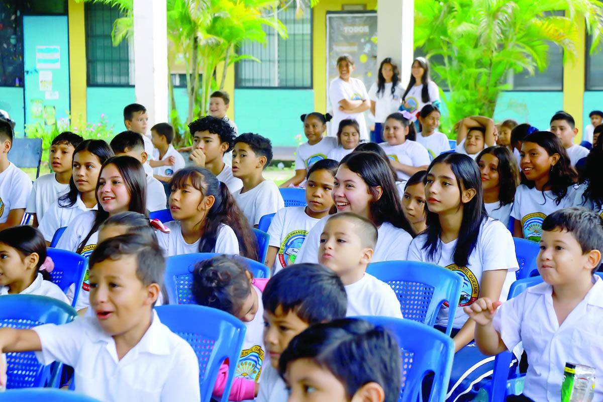$!Alumnos en el taller de Mente Sana y leen el séptimo fascículo del proyecto, donde aprendieron sobre el fomo.