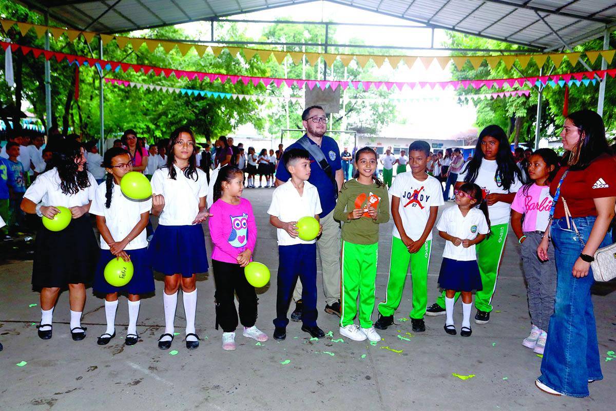 $!Estudiantes juegan la papa caliente, donde aprendieron acerca de las emociones que se presentan en el trastorno bipolar.