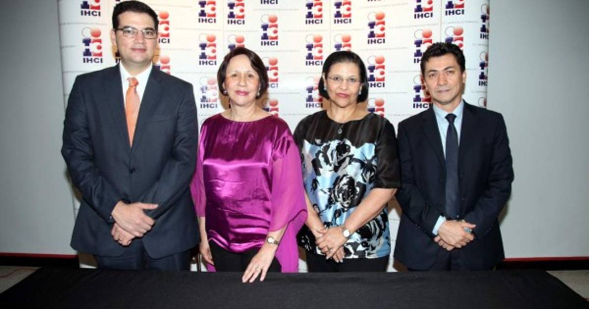 Noche para exponer el arte hecho mujer