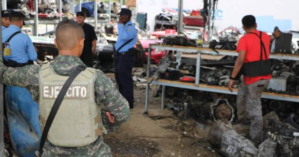 Fusina busca piezas robadas de carros en yonkers en El Progreso