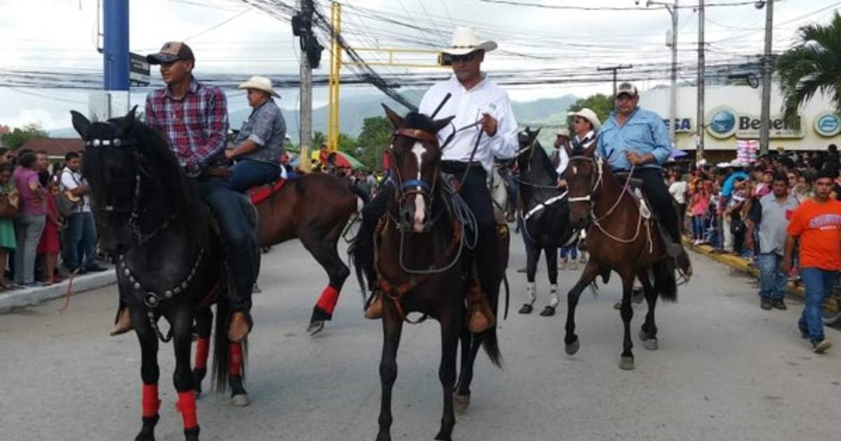 Miles disfrutan de desfile de carrozas en feria de El Progreso, Yoro
