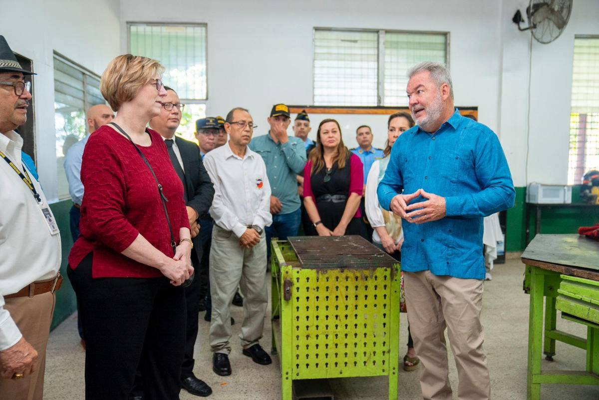 Alcalde y embajadora Laura Dogu recorren el centro técnico Honduras Corea