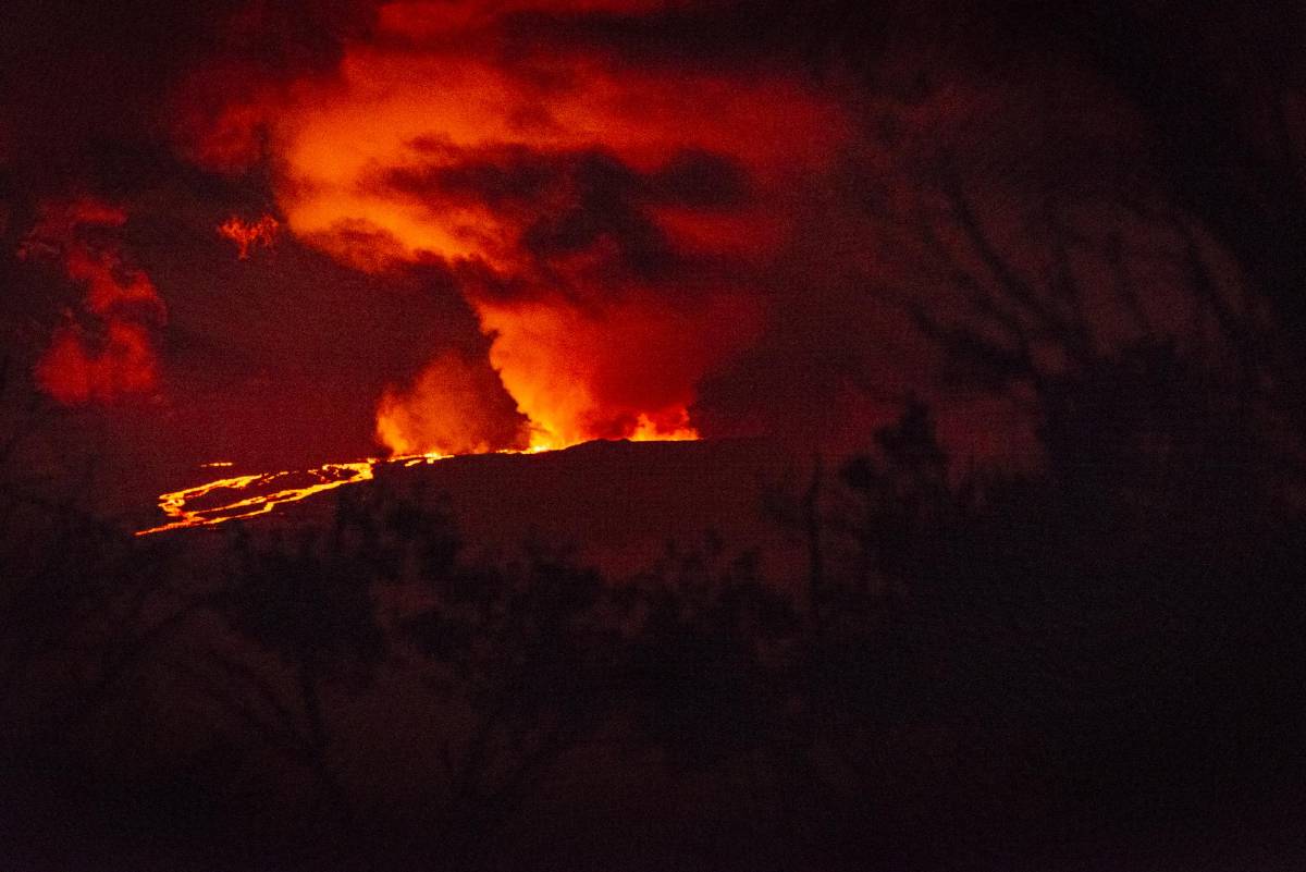 Hawái en alerta por erupción de gigantesco volcán que expulsa ríos de lava