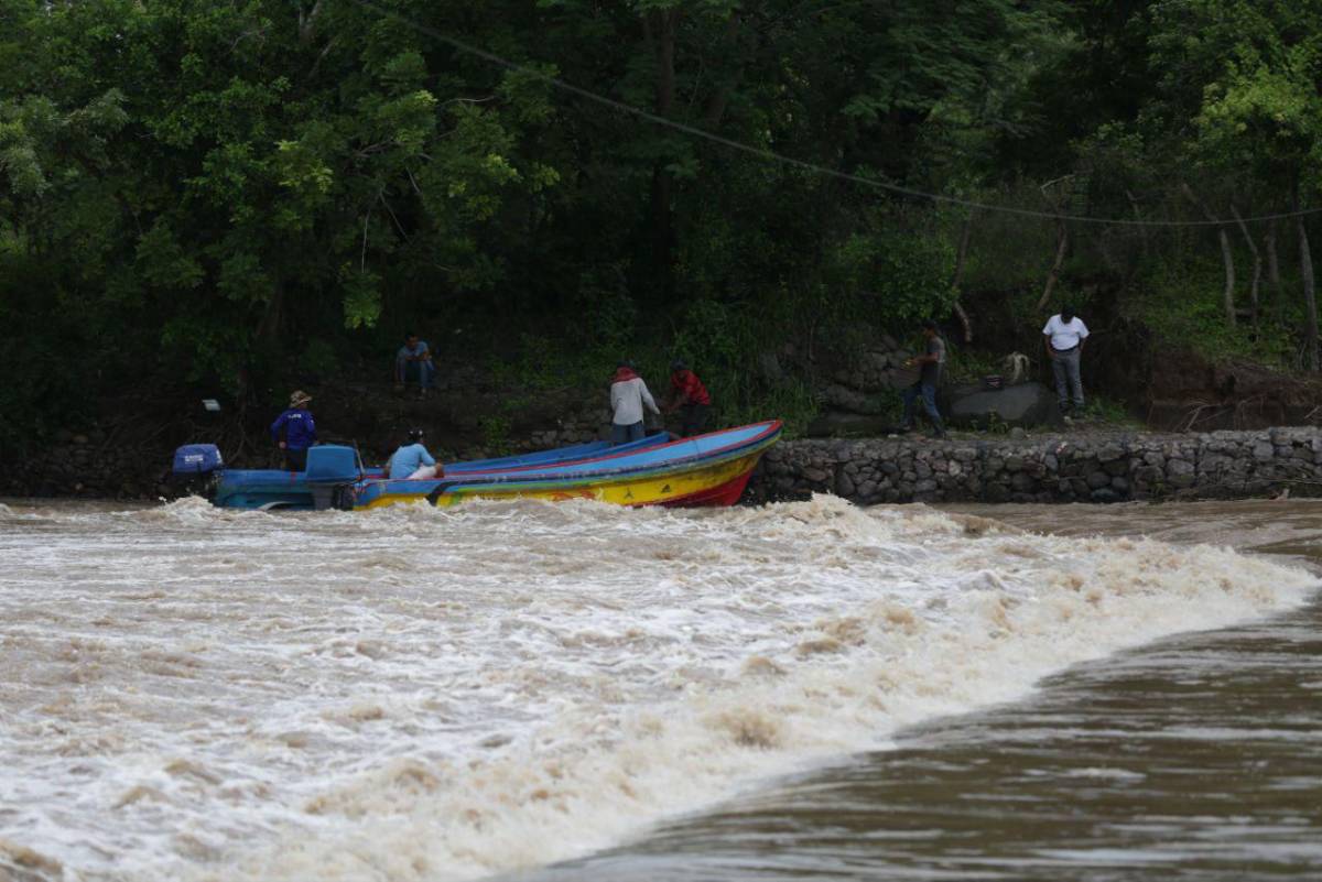 Miles de familias incomunicadas por lluvias del huracán Erick categoría 3