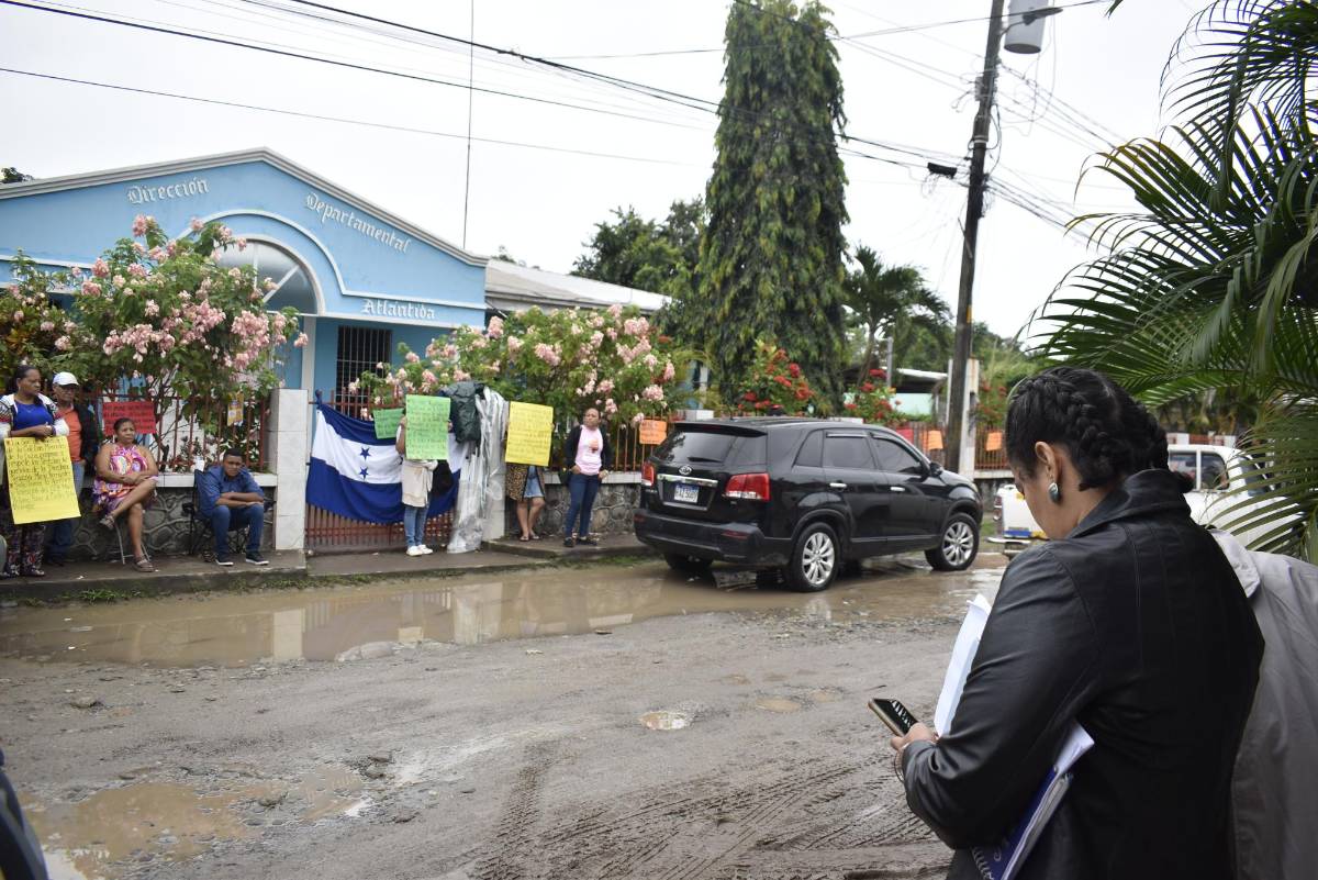 Con toma exigen resolver problemas en Educación de Atlántida