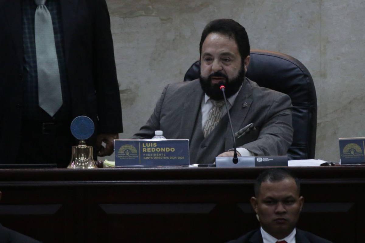 Acusaciones a Luis Redondo de abuso de autoridad y usurpación