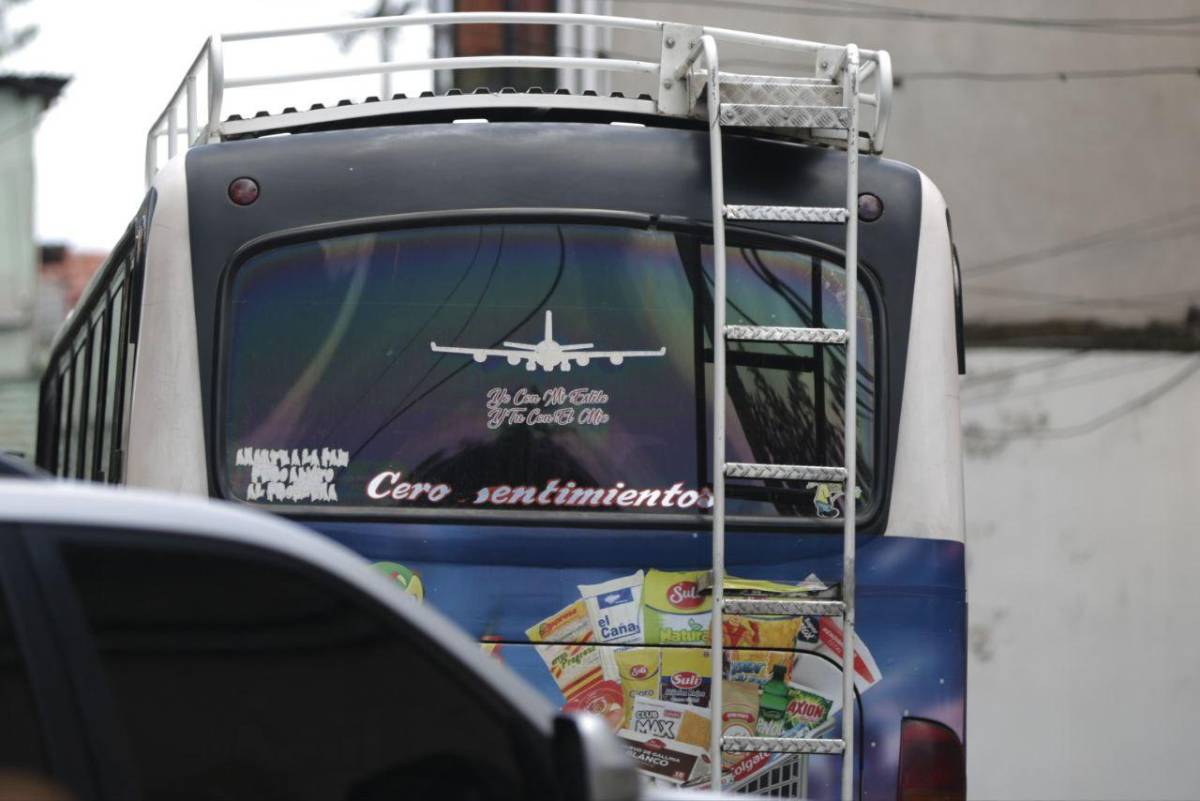 Estas serán las sanciones del IHTT por stickers con mensajes vulgares en vehículos