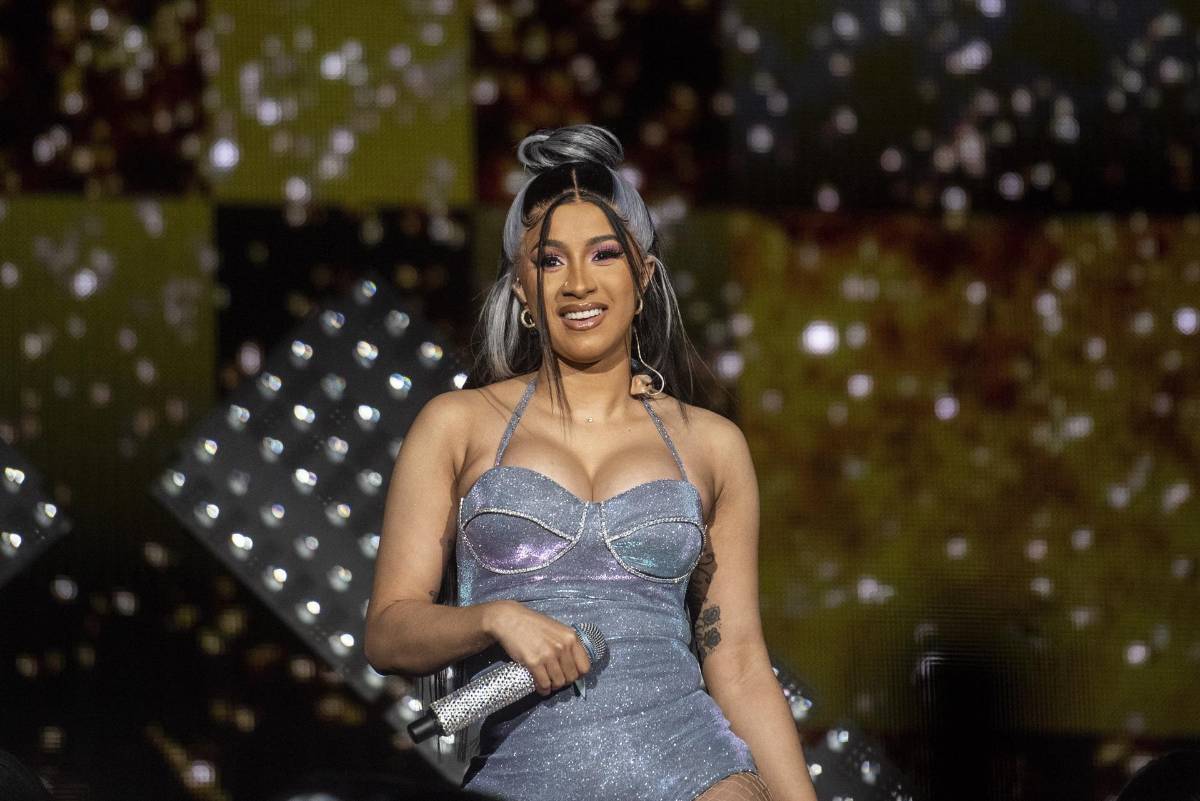 Cardi B se arrepiente de sus retoques estéticos en los glúteos