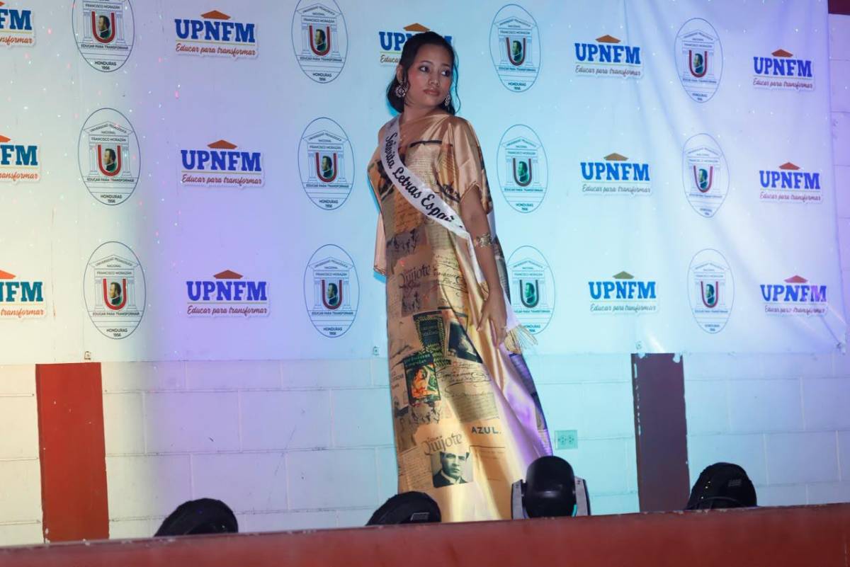 Trajes temáticos y ambiente en la elección de la Señorita Aniversario en la UPNFM-SPS