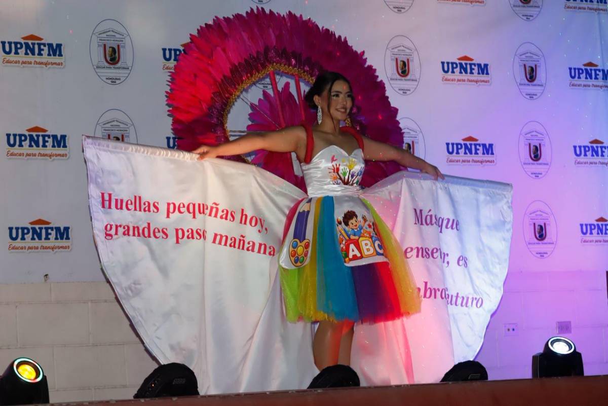 Trajes temáticos y ambiente en la elección de la Señorita Aniversario en la UPNFM-SPS