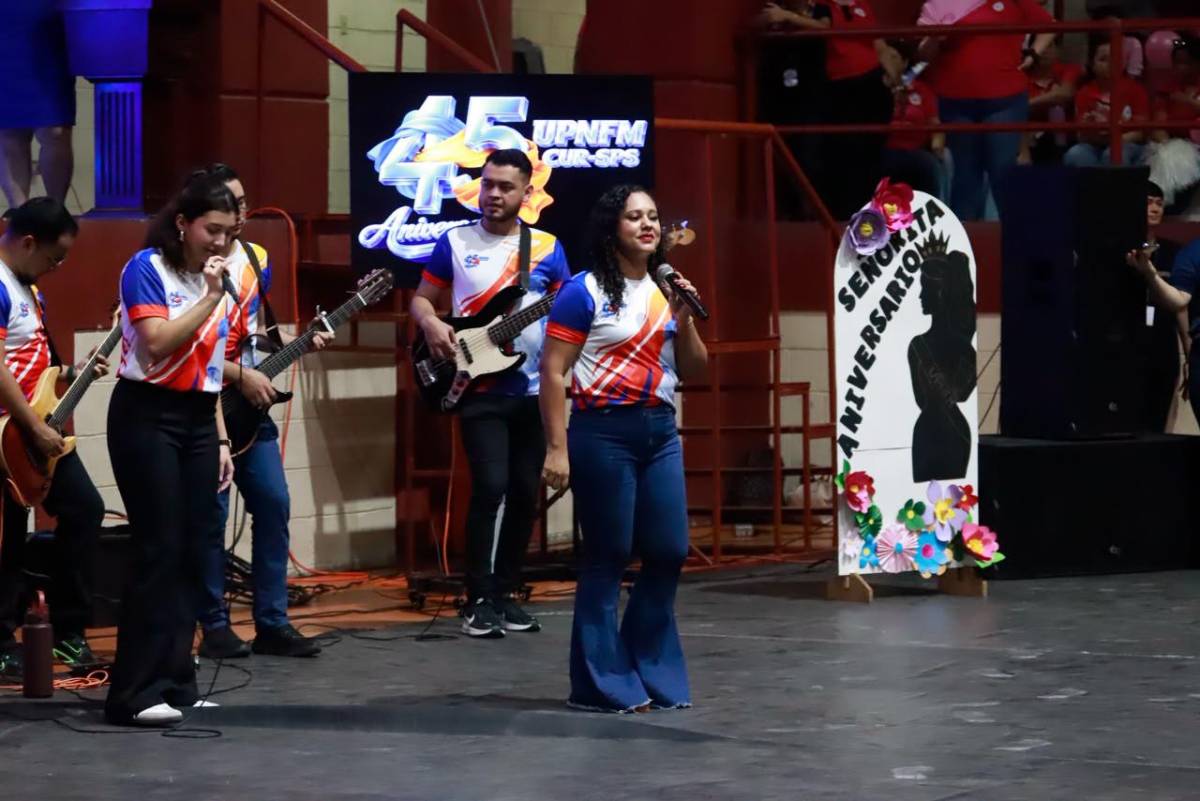 Trajes temáticos y ambiente en la elección de la Señorita Aniversario en la UPNFM-SPS