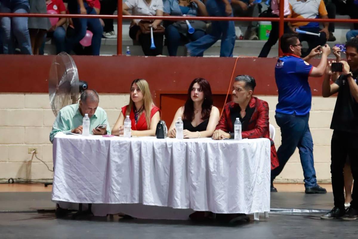 Trajes temáticos y ambiente en la elección de la Señorita Aniversario en la UPNFM-SPS