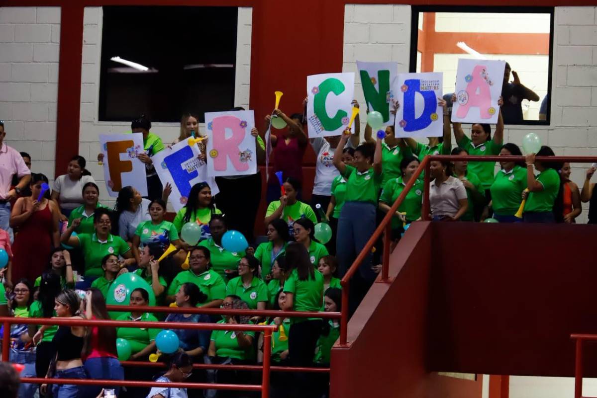 Trajes temáticos y ambiente en la elección de la Señorita Aniversario en la UPNFM-SPS