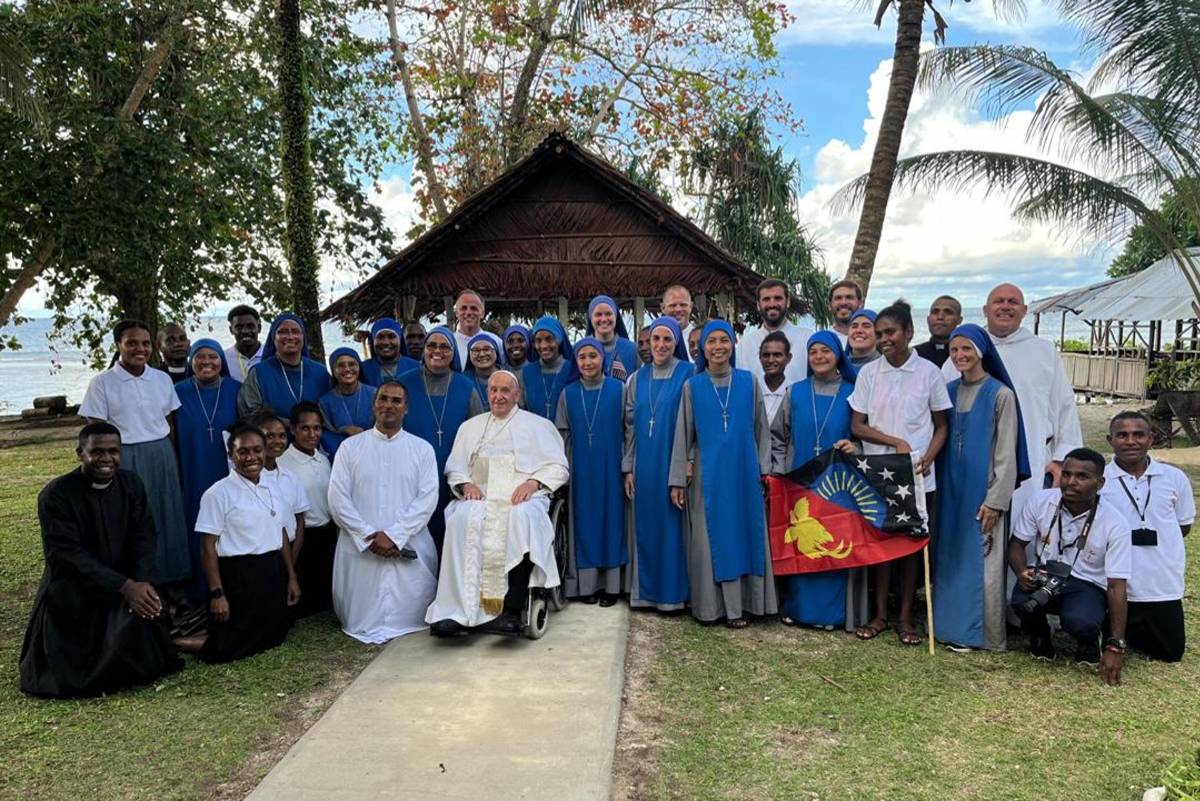 El Papa visita la selva de Papúa Nueva Guinea para animar a los misioneros