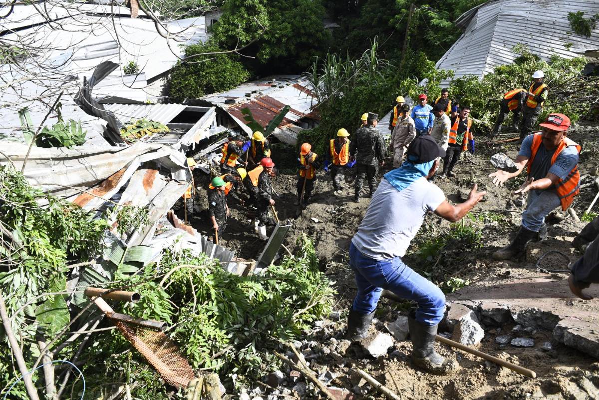 Rescatistas seguían ayer viernes en la búsqueda de Víctor Santa María.