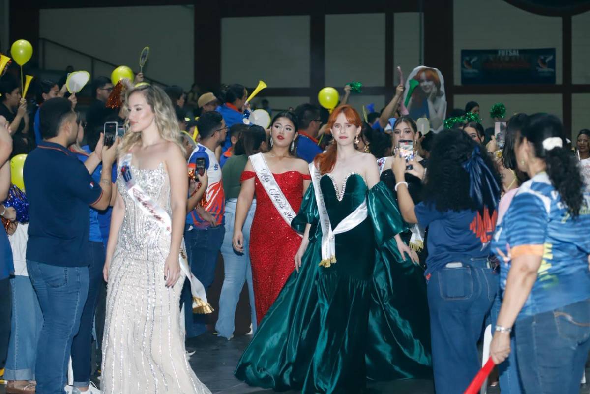 Trajes de gala en la elección de la Señorita Aniversario de la UPNFM-SPS