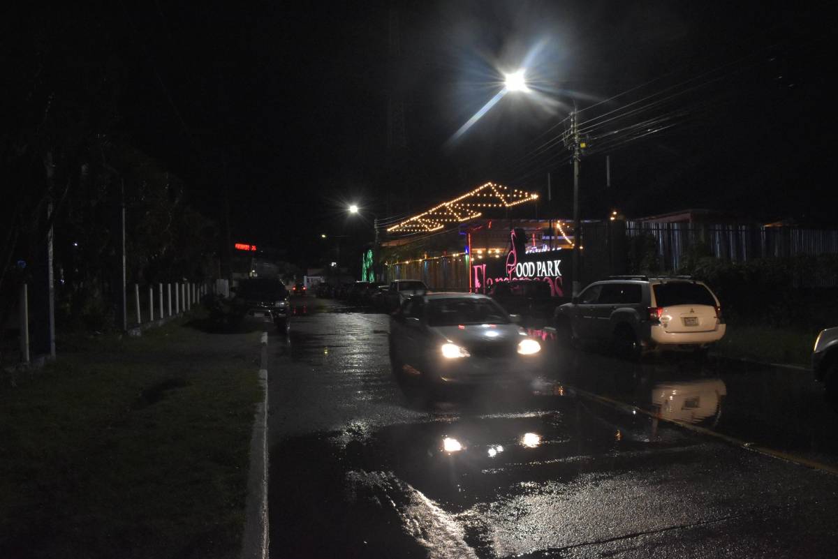 Los apagones están provocando pérdidas a los dueños de bares y restaurantes de La Ceiba y otras ciudades del litoral atlántico.