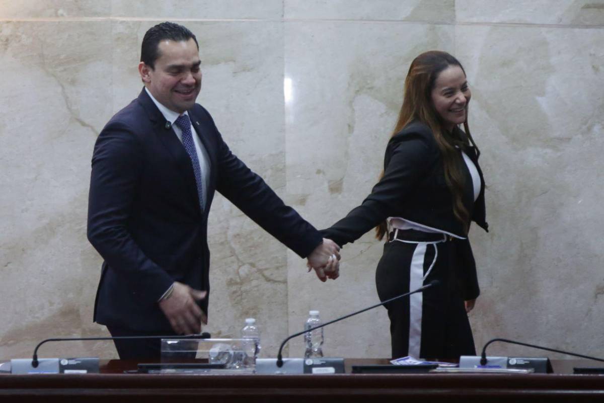 Tomás Zambrano celebra con euforia su elección como presidente electo del Congreso