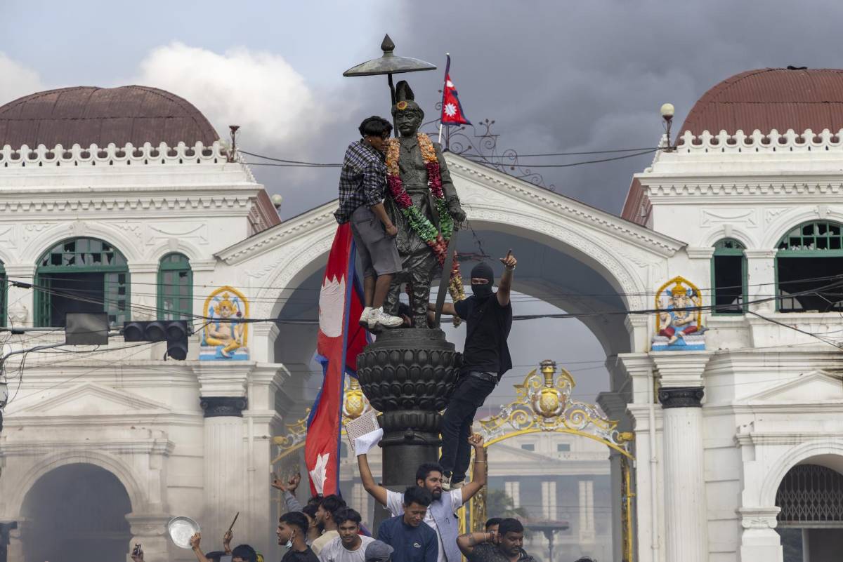 Manifestantes de la Generación Z incendian el Parlamento, el Supremo y un Hilton en Nepal