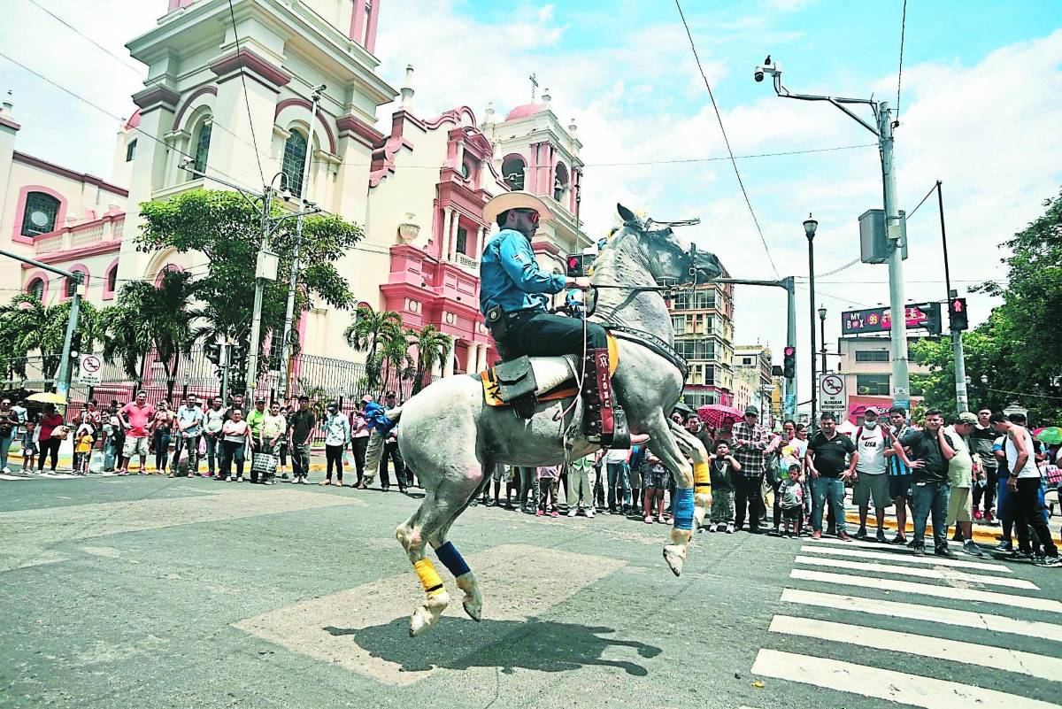 Sampedranos disfrutaron en familia el tradicional desfile hípico del Agas