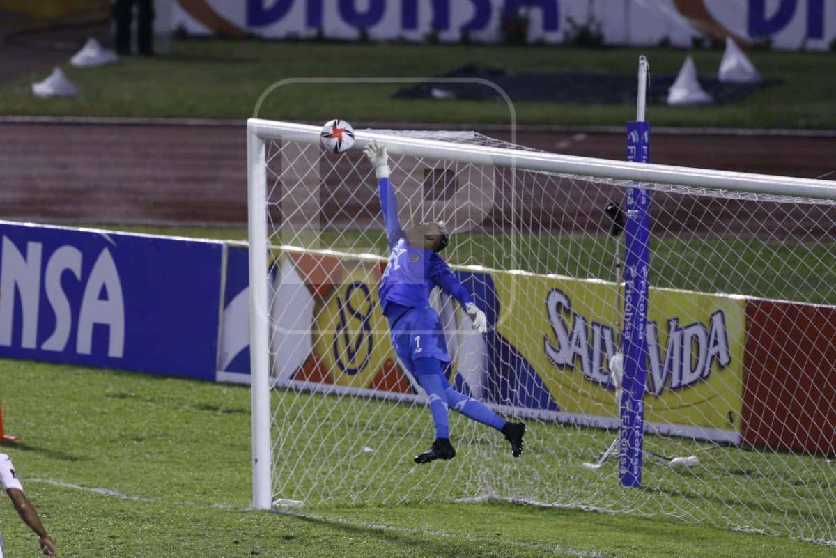 Keylor Navas y su impresionante atajada sobre la recta final del juego. El portero del PSG evitó la caída de su selección.
